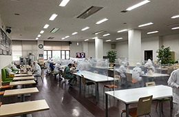 Installation of an anti-droplet partition on each table in the cafeteria